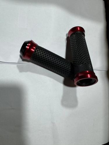 HANDLE BAR RED GRIPS  0833B